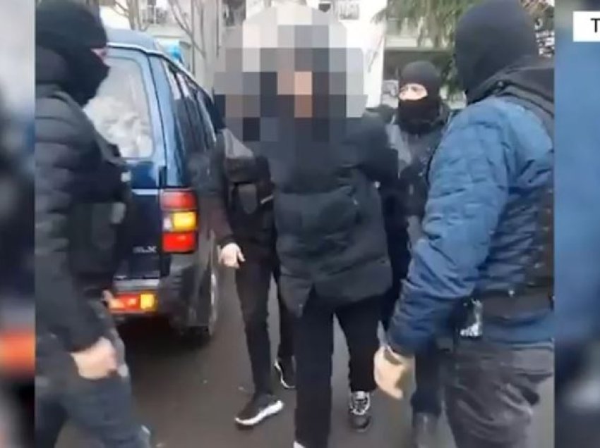 Sherr për motive pronësie mes tre të rinjve në Tiranë! 21-vjeçari kërcënon me armë zjarri 26-vjeçarin