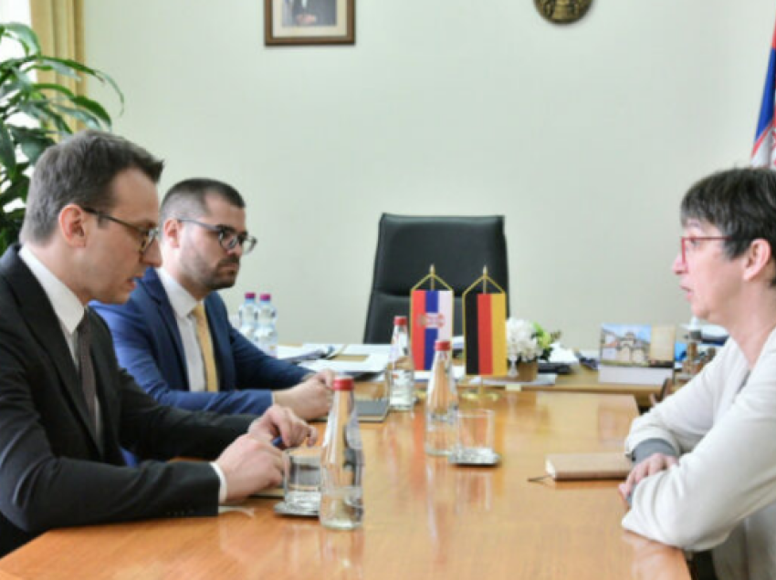 Petkoviq me ambasadoren gjermane: Qëllimi i ndalimit të dinarit, dëbimi i serbëve nga Kosova
