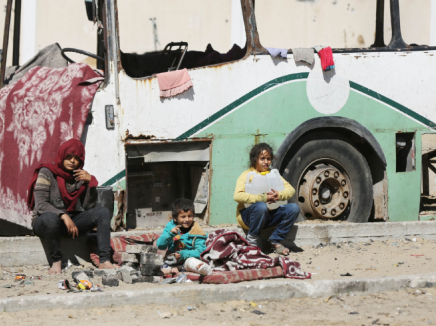 UNRWA: 17 mijë fëmijë në Gaza kanë mbetur jetimë