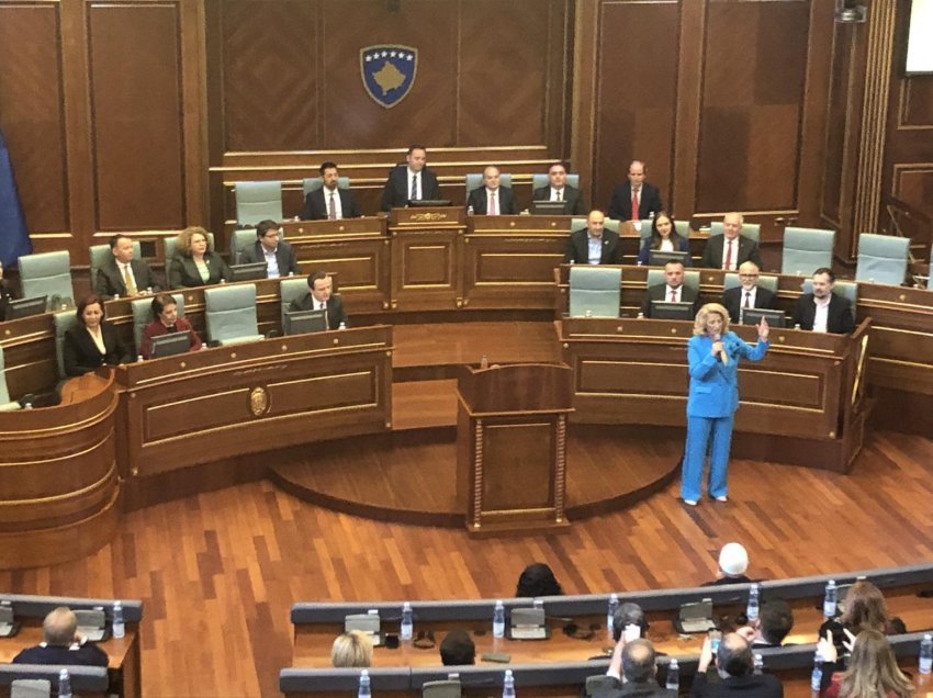 Ilir Shaqiri e Shkurte Fejza këndojnë në seancën Solemne të Kuvendit të Kosovës