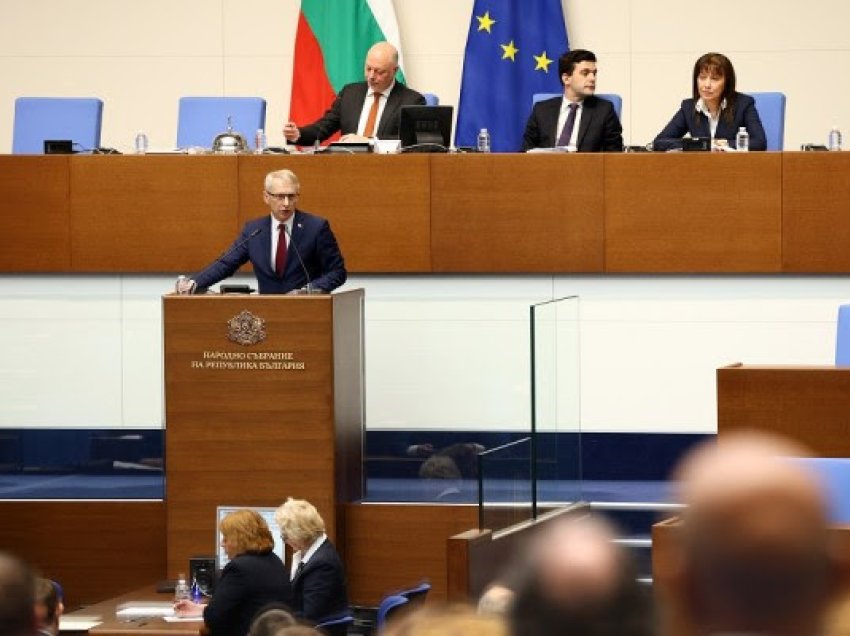 ​Parlamenti bullgar pranon dorëheqjen e kryeministrit Nikolaj Denkov