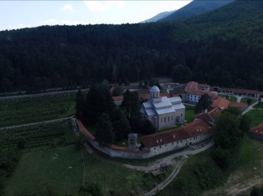 Ish-kryetari i Deçanit: Transferimi i tokës te Manastiri, vendim i padrejtë dhe politik