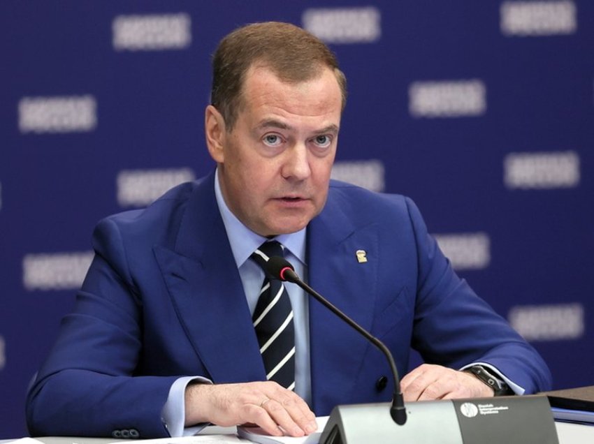 Medvedev “kërcënon” Makronin: Rusia nuk ka më “vija të kuqe” kur bëhet fjalë për Francën