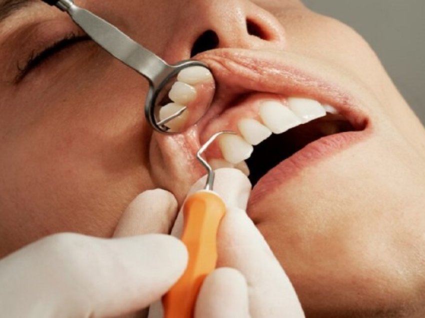​Asnjëherë mos injoroni këto 5 shenja të problemeve me dhëmbë