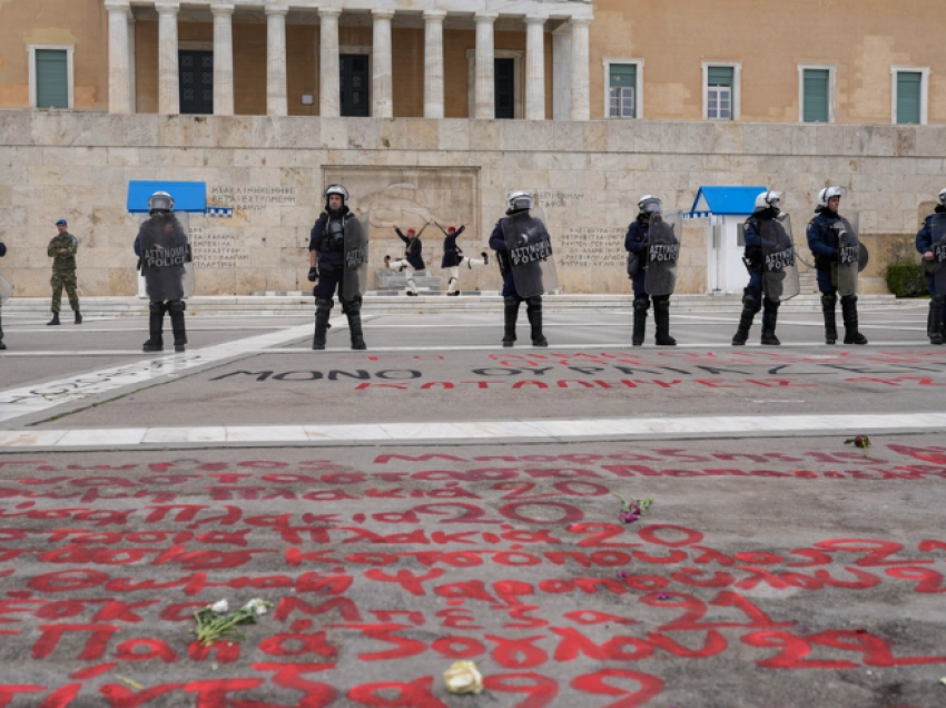 Universitete private në Greqi/ Parlamenti miraton ligjin, pavarësisht protestave