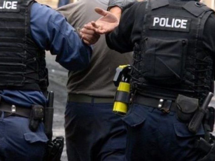 Pejë: I mituri kapet në flagrancë me armë në brez, arrestohet nga Policia