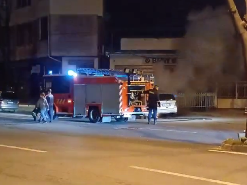 Përfshihet nga flakët makina në Shkodër, policia në vendngjarje