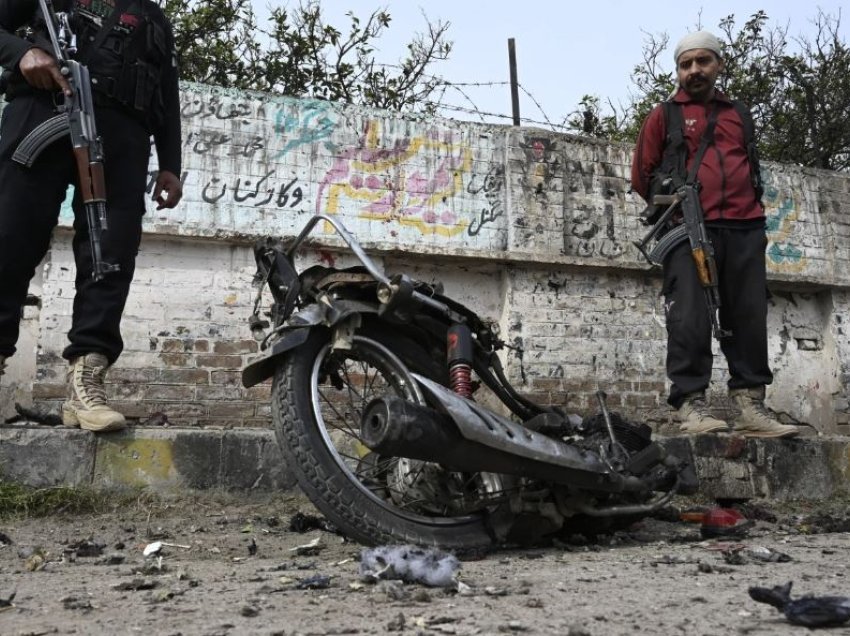 Dy të vrarë pasi një motoçikletë e ngarkuar me eksploziv shpërthen në Pakistan