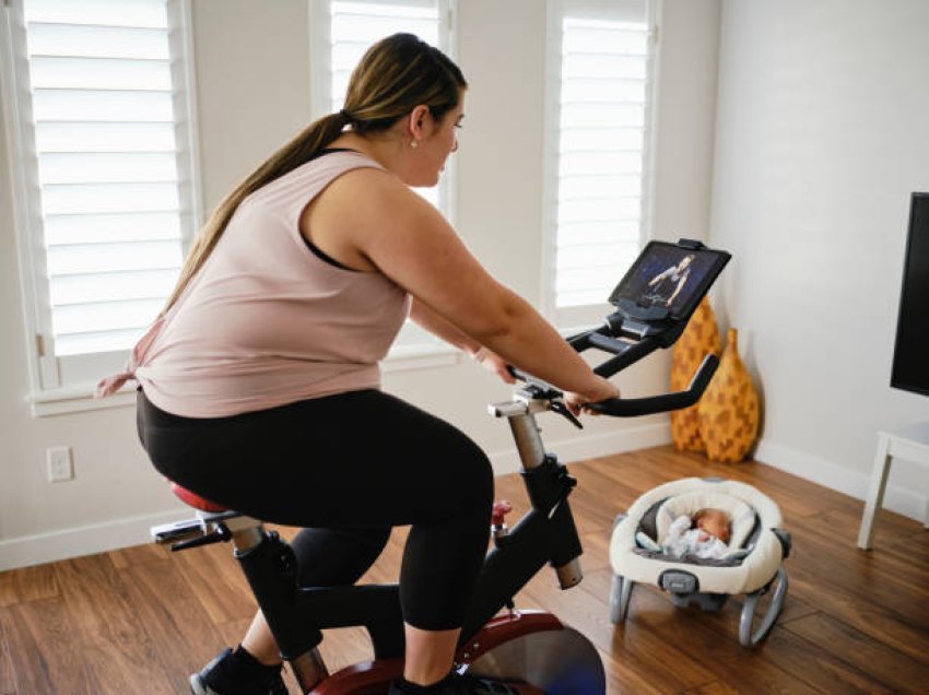 Si të stërviteni në një biçikletë dhome për të humbur peshë?
