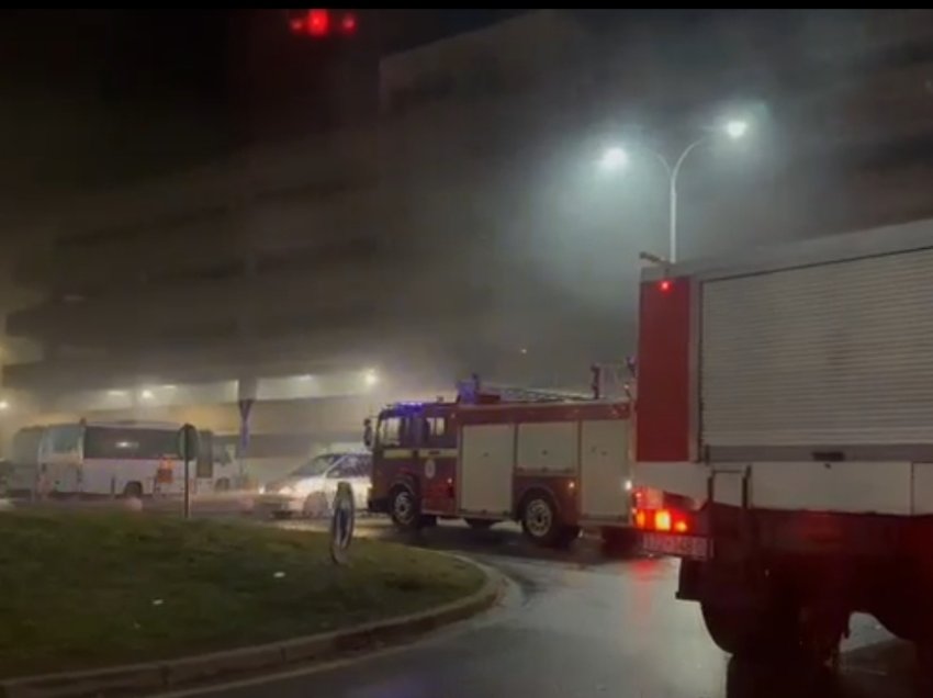 Një veturë përfshihet nga flakët në parkingun shumkatësh te QKUK, intervenojnë zjarrfikësit