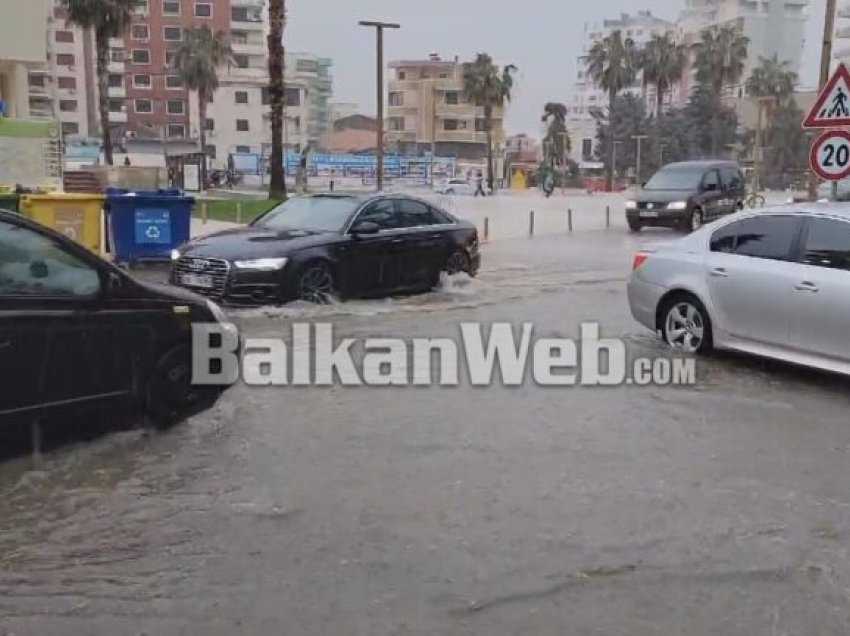 Rebesh në Durrës/ Vërshojnë ujërat në rrugë, zona rreth stadiumit e pakalueshme