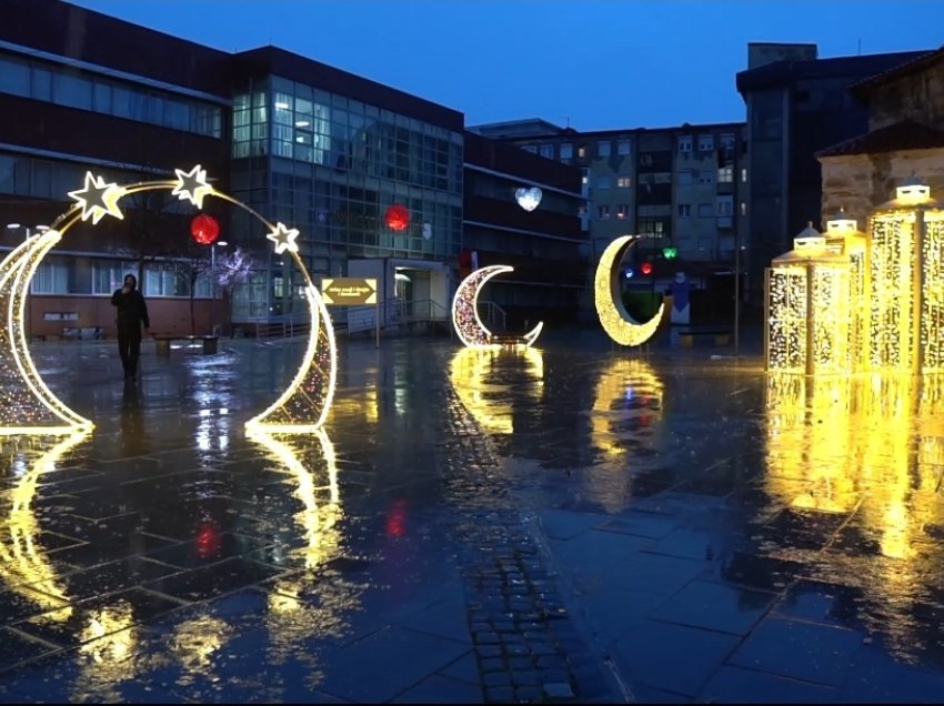 Komuna e Vushtrrisë dekoron sheshin e qytetit për Ramazan