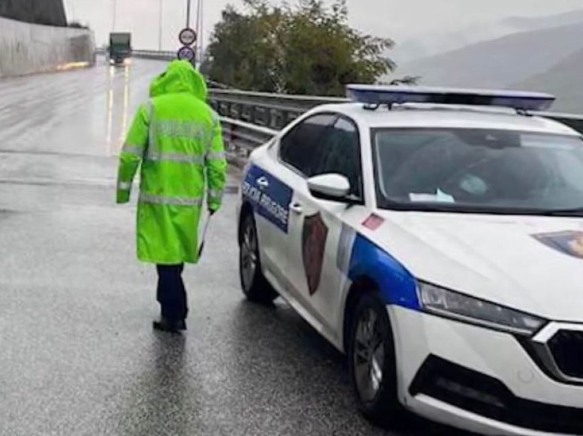 Përplasen dy automjete në aksin Tepelenë-Krahës, lëndohet një 20-vjeçar