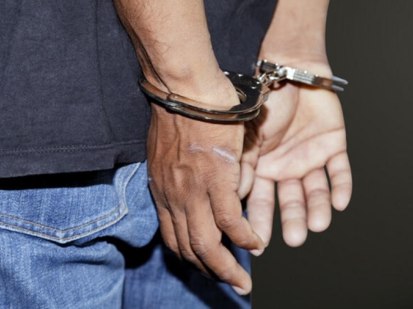 Arrestohet një i mitur në Lipjan pasi rrahu bashkëmoshatarin e tij