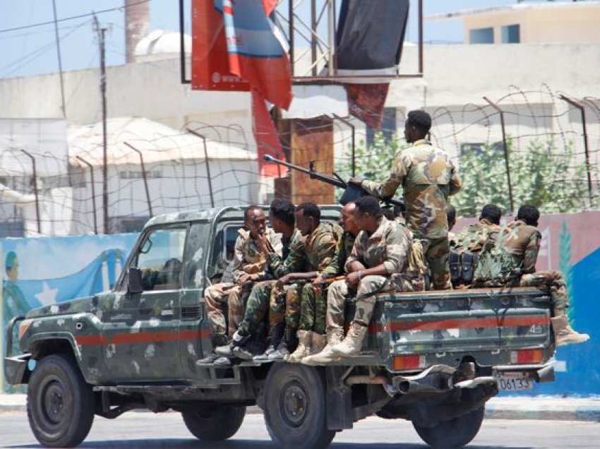 Tre të vrarë dhe dhjetëra të plagosur në sulmin pranë pallatit presidencial të Somalisë