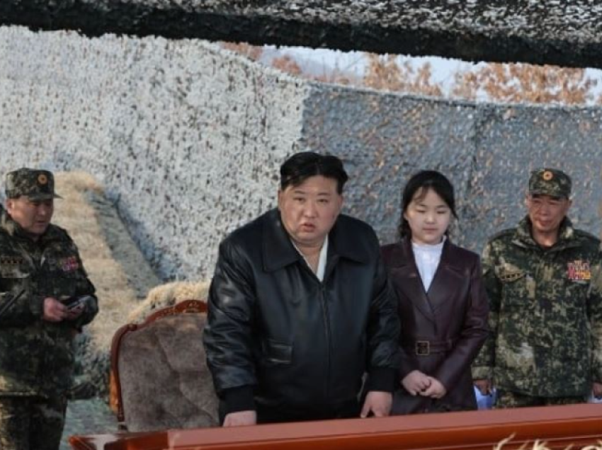 Kim Jong Un inspekton stërvitjet ushtarake me vajzën e tij