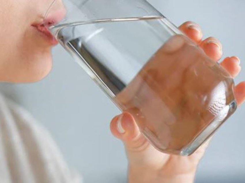 Uji i tepërt e dëmton shëndetin tonë, sasia e rekomanduar ditore për të plotësuar nevojat trupore