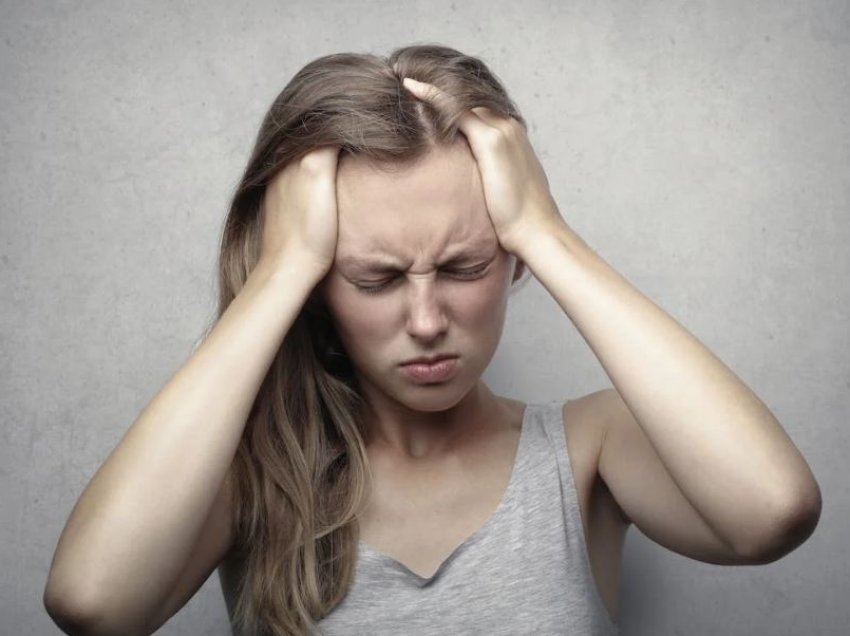 A mund të na bien flokët për shkak të stresit? Pse mund të ndodhë kjo?