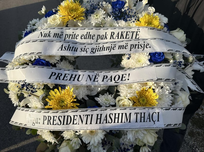 “Nuk më prite edhe pak Raketë” kurorë në emër të ish-Presidentit Thaçi për varrin e truprojes së tij