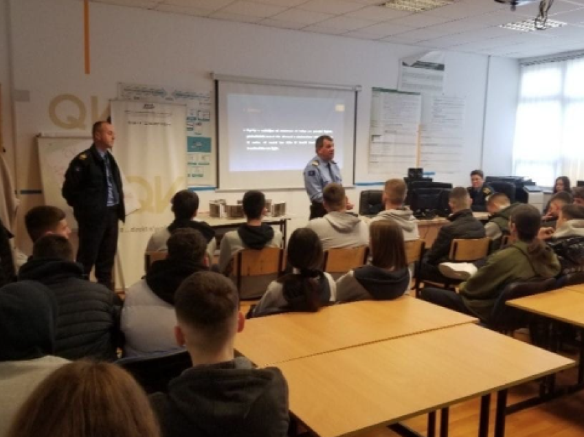 Policia mban ligjërata në shkollat fillore të komunës se Prizrenit