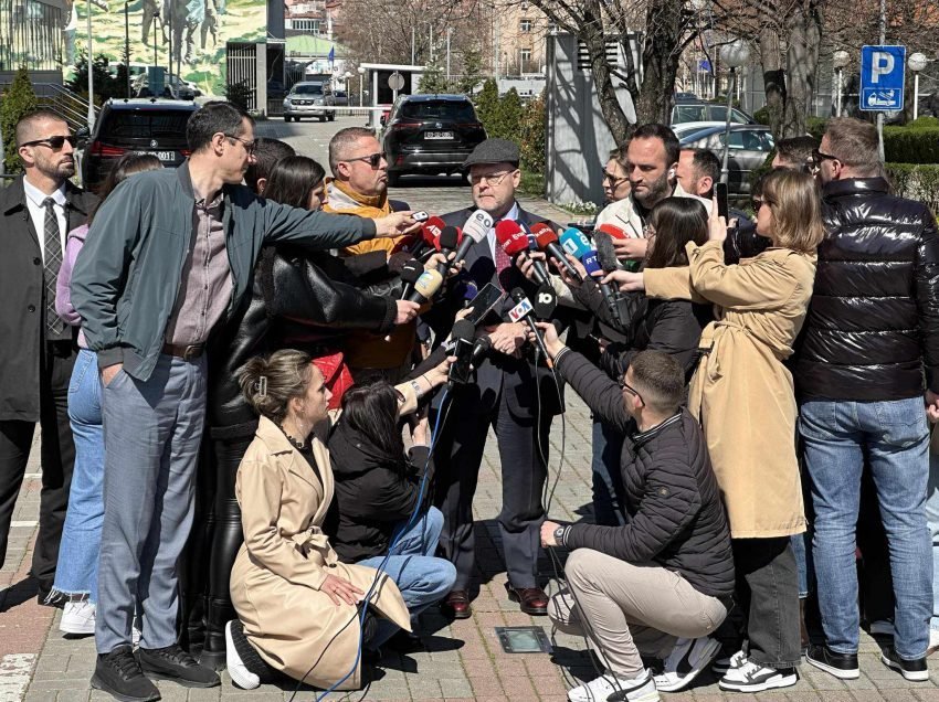 Hovenier deklarohet për dinarin pas takimit me Bislimin, i përgjigjet edhe Vuçiqit për kërcënimin ndaj Kosovës
