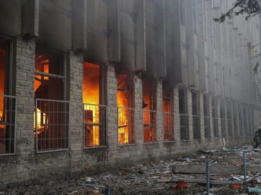 Rusët bombardojnë një ndërtesë banimi në Kharkiv, së paku pesë të vdekur