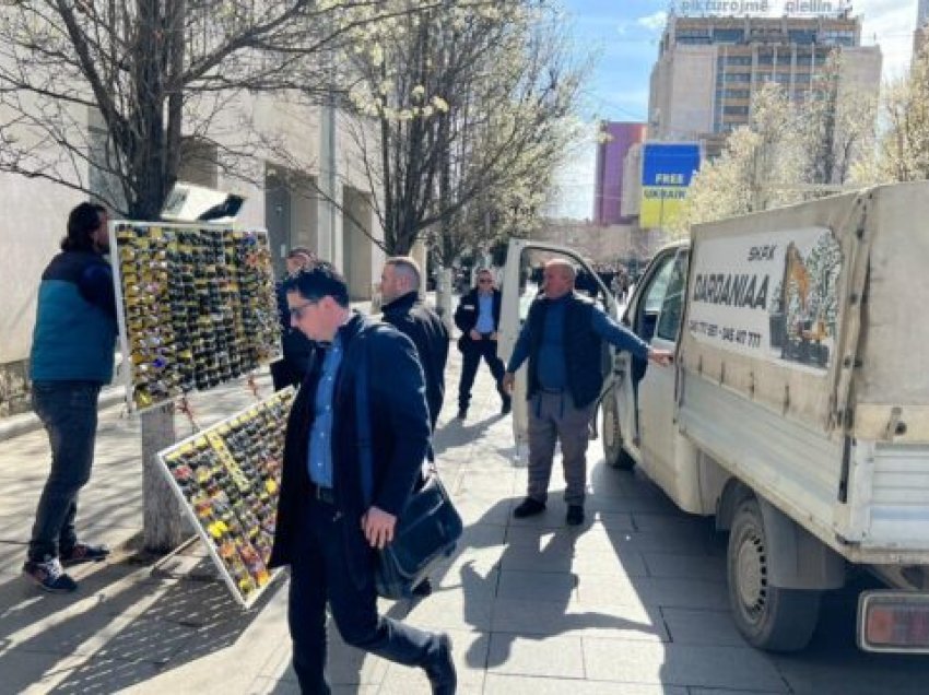 Inspektorati i Kryeqytetit me aksion për largimin e shitësve ambulantë nga sheshet e Prishtinës