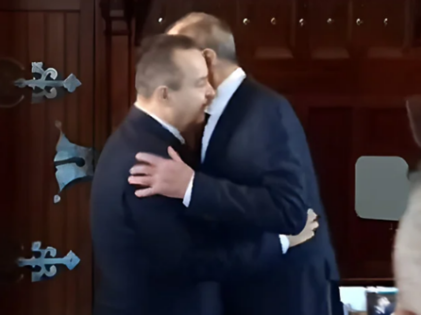 “From Russia with love”, deputeti gjerman komenton përqafimin e Daçiqit me Lavrovin