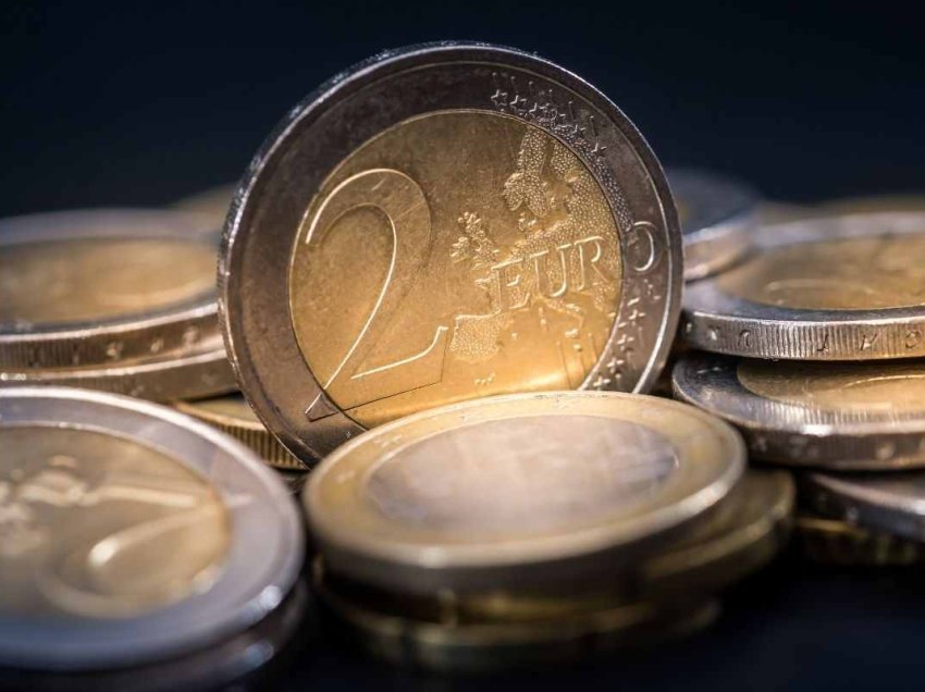Deponohen mbi 300 euro fals në një bankë në Prishtinë