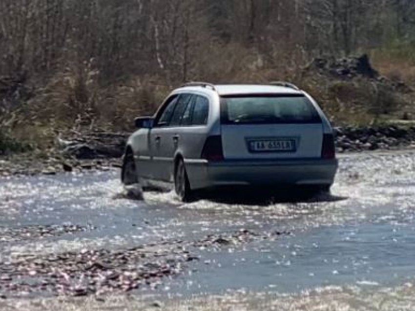 Fshati Bardhaj në Kuçovë pa urë! Banorët kalojnë automjetet mes lumit
