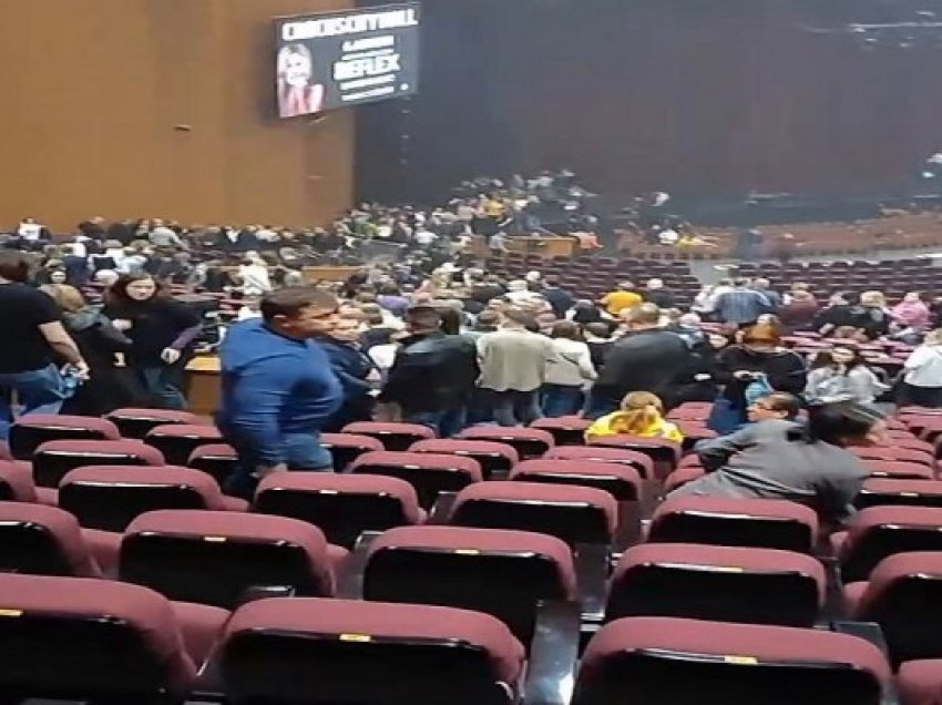 ​Pamje nga salla e koncerteve afër Moskës, njerëzit ikin ndërsa dëgjohen të shtënat