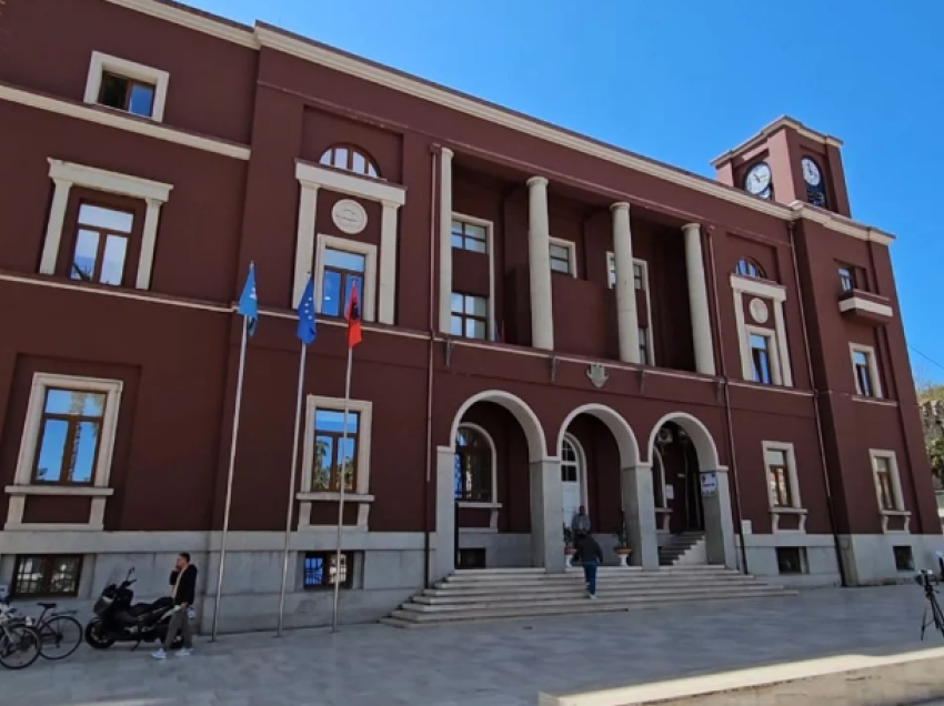 Turizmi kërkon të rinjtë/ Durrës, universiteti dhe bashkia kërkojnë rrugët për të mbajtur në vend studentët e rinj
