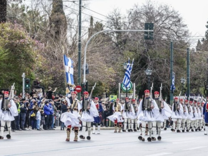 Dita e fillimit të Revolucionit kundër Perandorisë Osmane, grekët festojnë në sheshin Sintagma në Athinë
