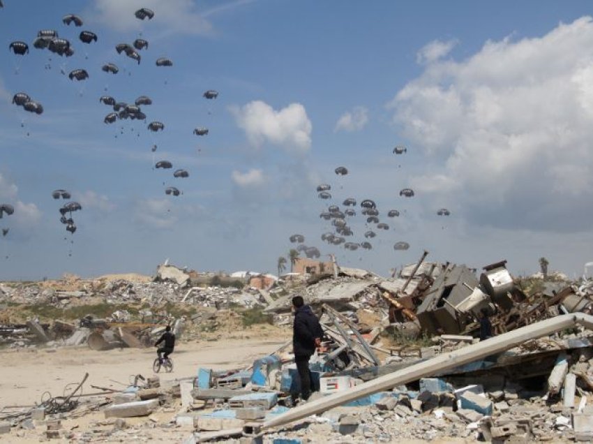 “Mënyrë fyese dhe e padobishme”, Hamasi bën thirrje që ndihmat në Gaza të mos shpërndahen nga ajri