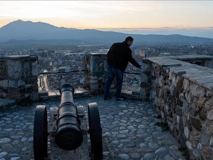 Pamje nga Prizreni/ Me fishekzjarrë nga Kalaja lajmëron ardhjen e iftarit