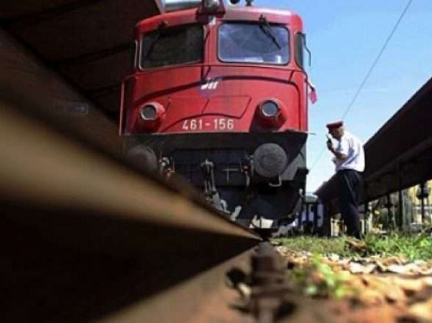 Treni godet një këmbësore në Prishtinë, policia thotë se ajo ka pësuar lëndime të rënda