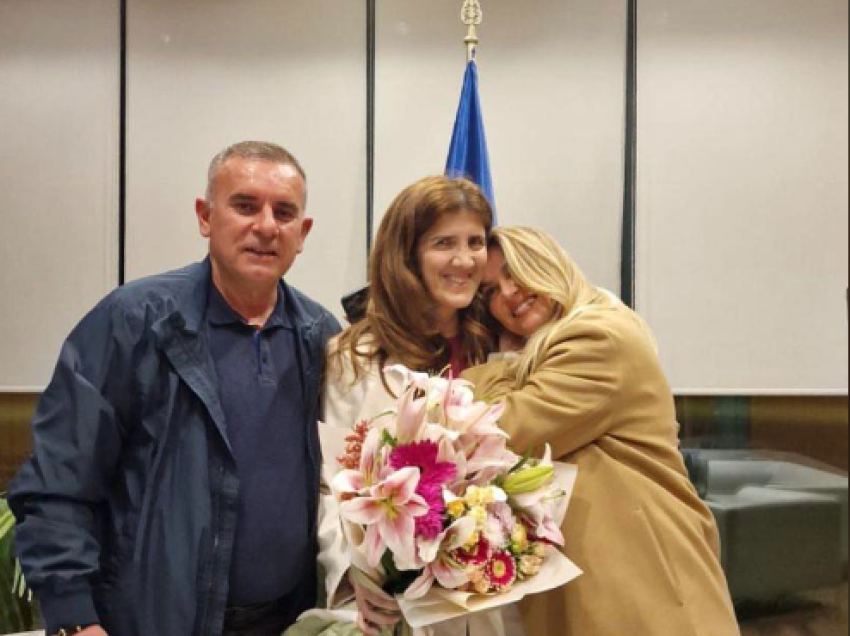 U kthye në Kosovë pas ndërhyrjes në zemër, Musliu pritet nga Leonora Jakupi: Mirë se erdhe motra ime