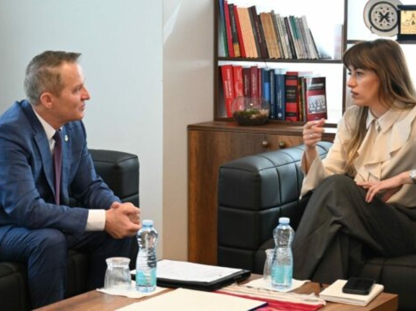 Haxhiu në takim me kryetarin e Vushtrrisë, temë diskutimi mundësitë e dhënies të disa pronave të Ministrisë