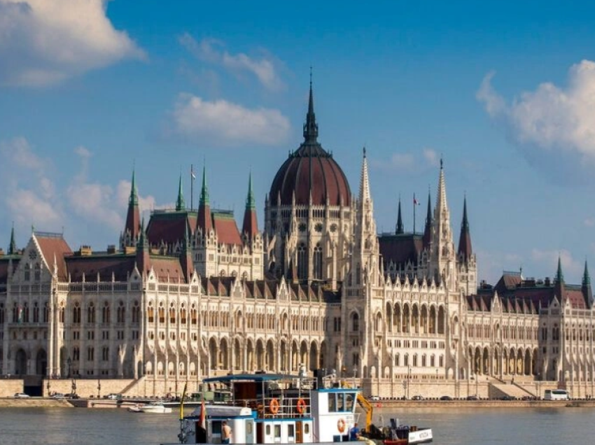 Anija turistike përplaset me një mur në Danub, 17 të plagosur në Austri