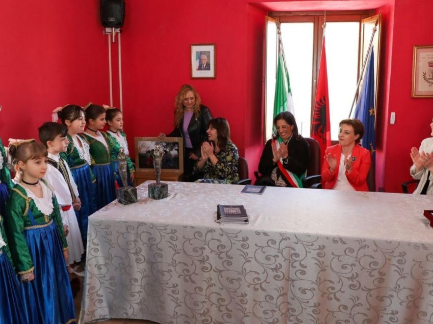 Ministrja Gërvalla në komunën e Shën Benedhitit: Arbëreshët janë shembull unik i ruajtjes së gjuhës dhe identitetit shekullor