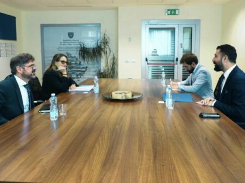 Ministri Krasniqi takon shefen e zyrës së KiE në Kosovë