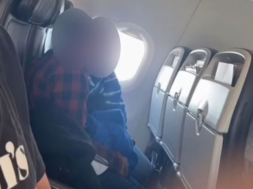 Një çift kapet duke bërë seks para pasagjerëve gjatë fluturimit, shqetësohen udhëtarët: Në avion kishte edhe fëmijë!